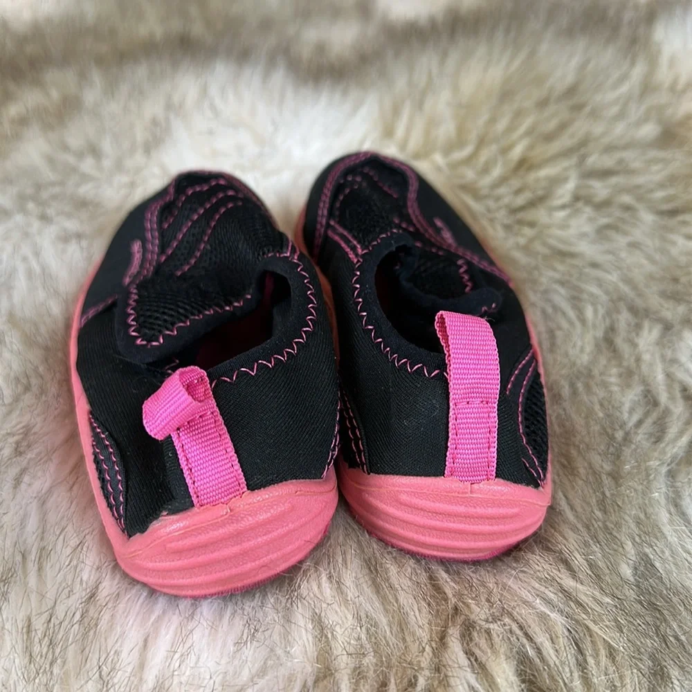 Size L (9-10) Speedo Kids Black and Pink Water Shoes